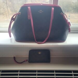 Signature Coach Drawstring Carryall W/matching Wristlet